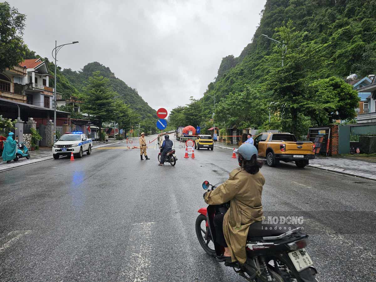 Lực lượng Cảnh sát giao thông Công an tỉnh Quảng Ninh hướng dẫn các phương tiện chuyển hướng, không đi qua điểm ngập để bảo đảm an toàn. Ảnh: Đoàn Hưng
