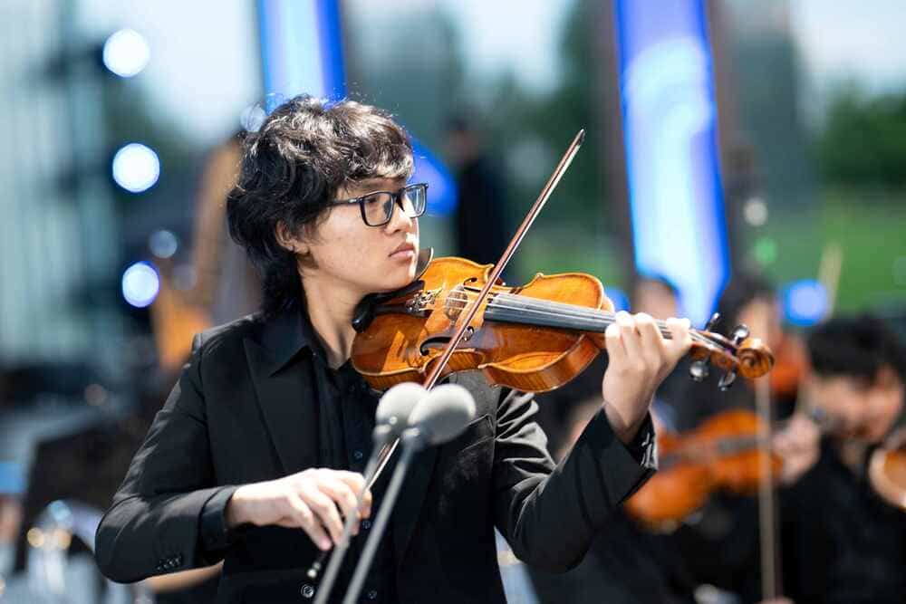 Tài năng trẻ Violin - Nguyễn Hiếu Doanh bất ngờ với những tràng pháo tay kéo dài mà khán giả đã dành cho các nghệ sĩ, và rất xúc động khi khán giả còn nán lại sau buổi hòa nhạc. Ảnh: Nhân vật cung cấp