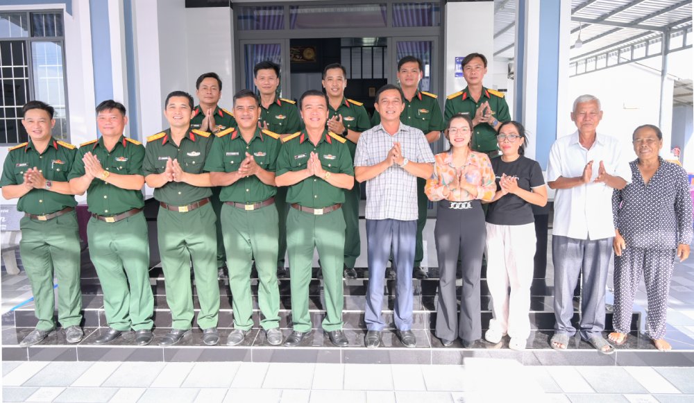 Hoạt động bàn giao nhà lan tỏa tinh thần đoàn kết, nghĩa tình đồng chí, đồng đội và truyền thống tốt đẹp của lực lượng vũ trang tỉnh An Giang. Ảnh: Phương Vũ/Bộ CHQS An Giang