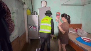 Cat Hai Special Zone People's Committee stays up all night, supporting people in flooded areas due to storm No. 4. Video: Cat Hai Special Zone People's Committee