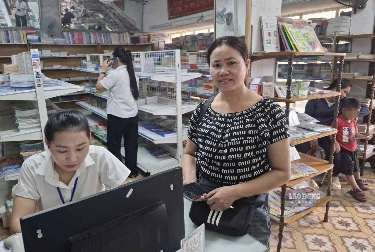 Ms. Huong shared about being close to the opening day but still not buying enough textbooks and homework notebooks for her children. Photo: Tran Tuan