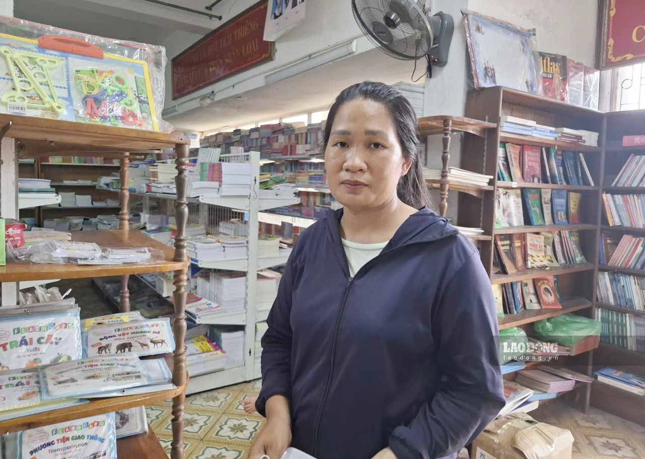 Chị Nhung đã đi nhiều nơi vẫn chưa mua được cuốn vở bài tập lớp 1 cho con. Ảnh: Trần Tuấn