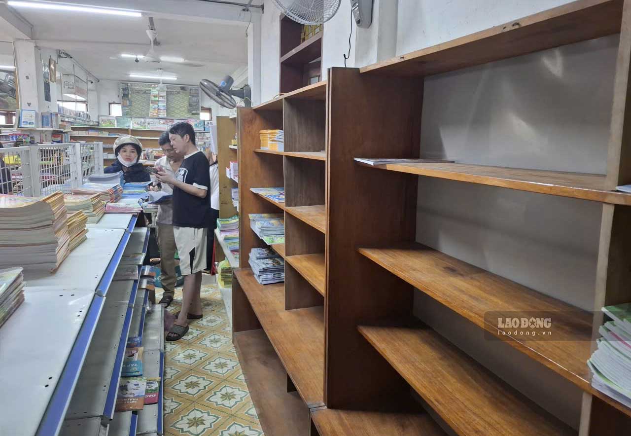 Tình trạng thiếu sách giáo khoa đã khiến nhiều phụ huynh lo lắng khi năm học mới đã cận kề. Ảnh: Trần Tuấn