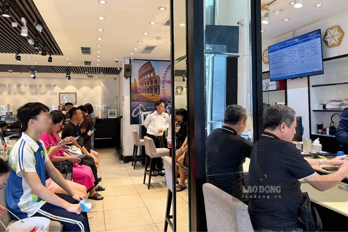 People come to silver transaction stores in Hanoi in the context of constantly fluctuating prices. Photo: Phuong Anh