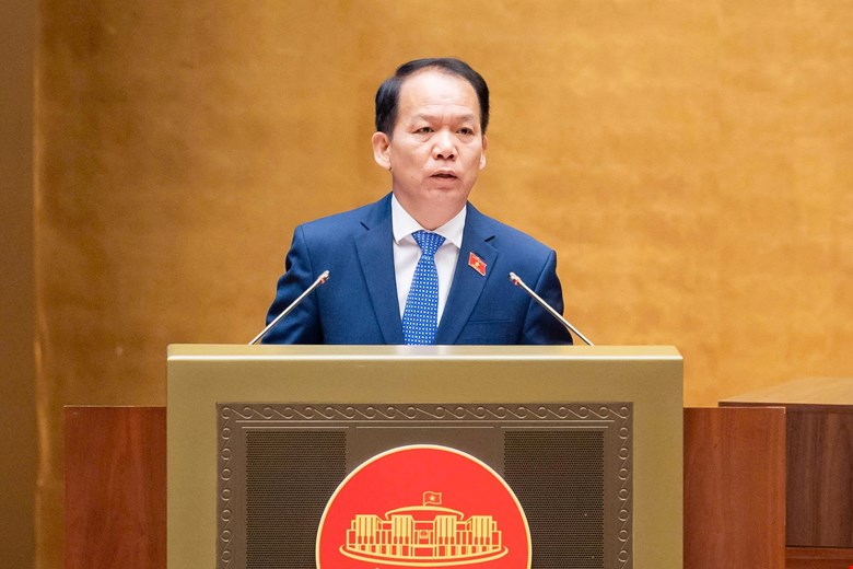 El miembro del Comité Central del Partido, Ministro de Justicia Hoàng Thanh Tùng, dijo que la Ley de Desarrollo Urbano fue fijada por la Asamblea Nacional para el plazo máximo de los proyectos de zonas urbanas de recuperación de tierras al mar de 70 años. Foto: Quochoi. vn
