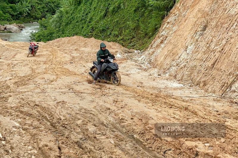 Teacher Do Viet Hoang crosses mountains and passes to Ta Com village, Trung Ly commune to mobilize students to go to school. Photo: Minh Hoang