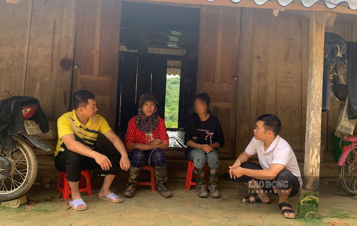 Các thầy giáo Trường Phổ thông Dân tộc bán trú THCS Trung Lý, Thanh Hóa đến hộ dân để vận động các học sinh có ý định nghỉ học trở lại trường. Ảnh: Minh Hoàng