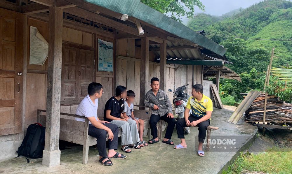 Giáo viên Trường Phổ thông Dân tộc bán trú THCS Trung Lý, Thanh Hóa “gõ cửa” từng nhà, vận động các trường hợp có ý định nghỉ học trở lại trường. Ảnh: Minh Hoàng