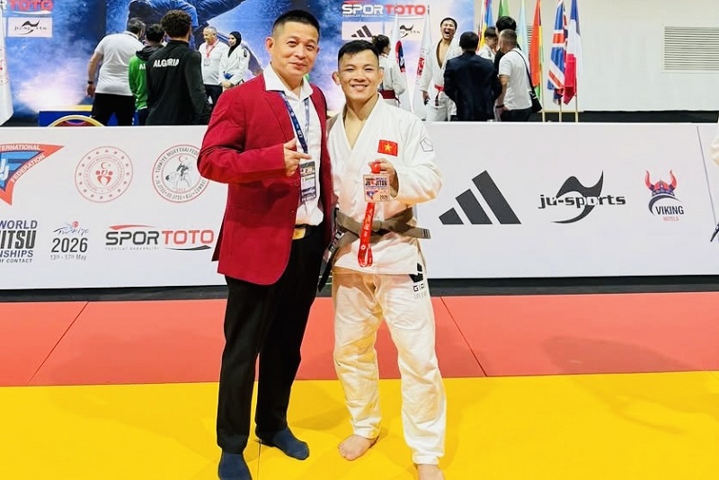 Martial artist Dao Hong Son contributes to the gold medal achievement at the 2026 Southeast Asian Jujitsu Championship for the Vietnamese team. Photo: Tien Bui