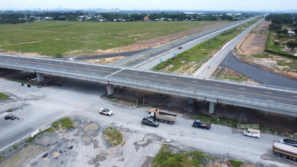 Ring Road 3 of Ho Chi Minh City section passing Dong Nai intersecting with road 25B. Photo: HAC