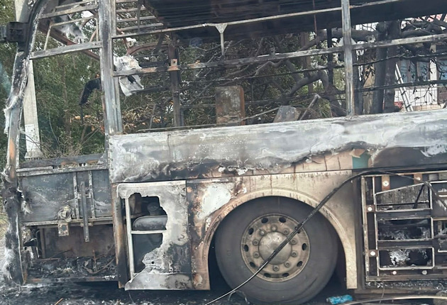 Passenger car fire on National Highway 1A section passing through Quang Tri province. Photo: Bac Trach Commune People's Committee
