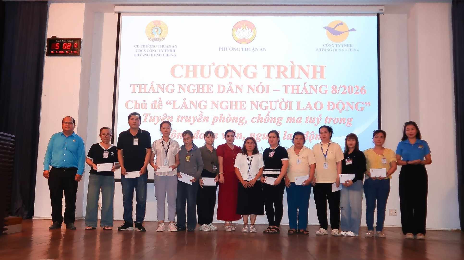 Chương trình đã trao tặng 10 phần quà cho đoàn viên, lao động khó khăn. Ảnh: Công đoàn phường Thuận An cung cấp