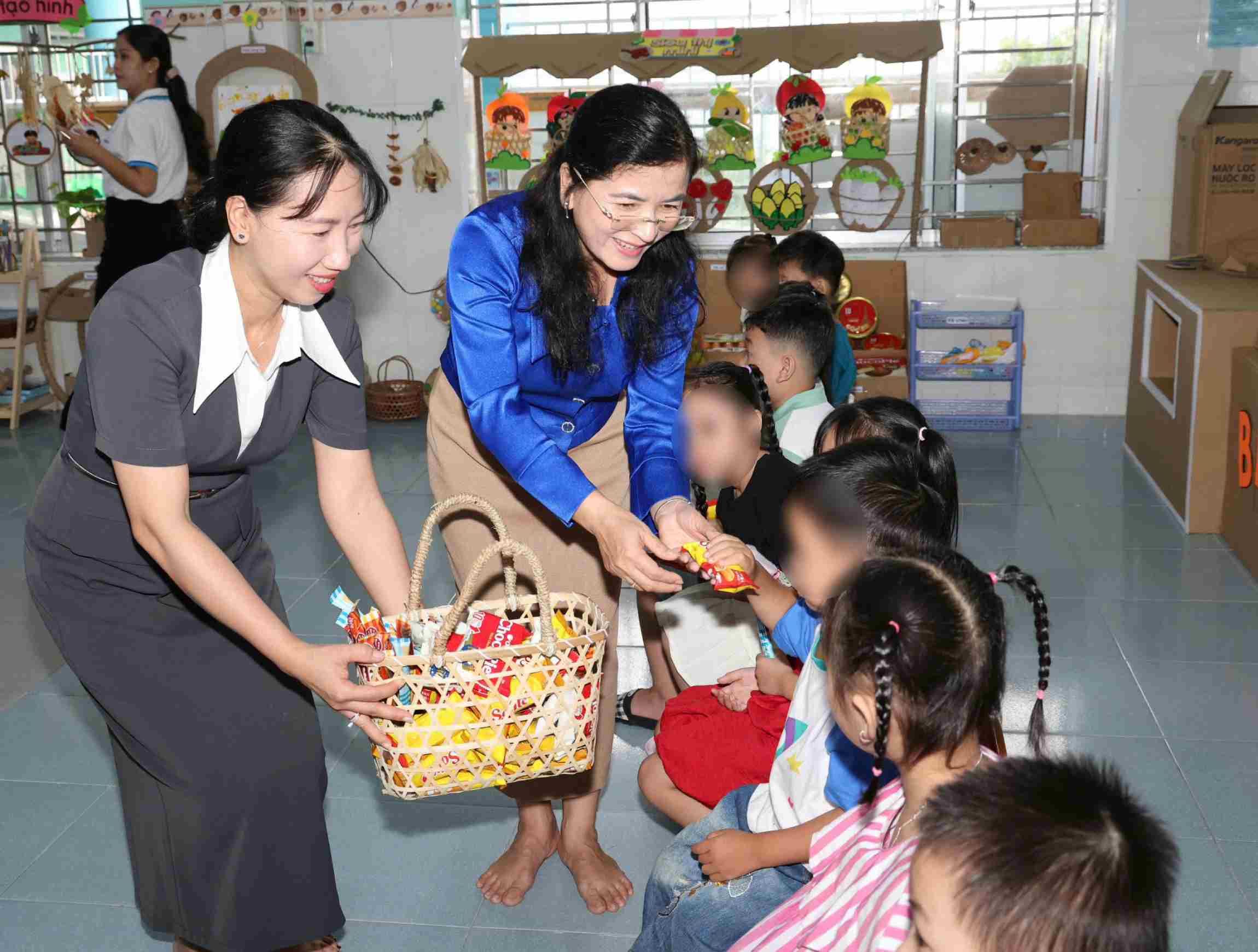 Giám đốc Sở GDĐT TP Cần Thơ Trần Thị Huyền đã đến thăm, động viên các em nhỏ trong ngày tựu trường. Ảnh: Sở GDĐT TP Cần Thơ
