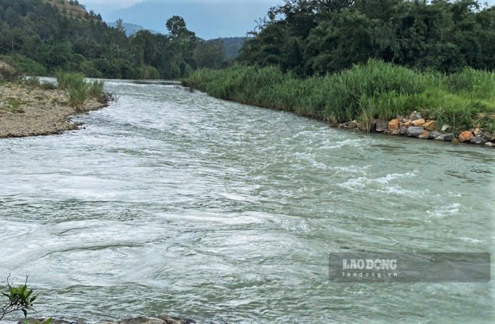 Da Huoai River section passing through Da Huoai 3 commune, where the man encountered the accident. Photo: Nguyen Giao