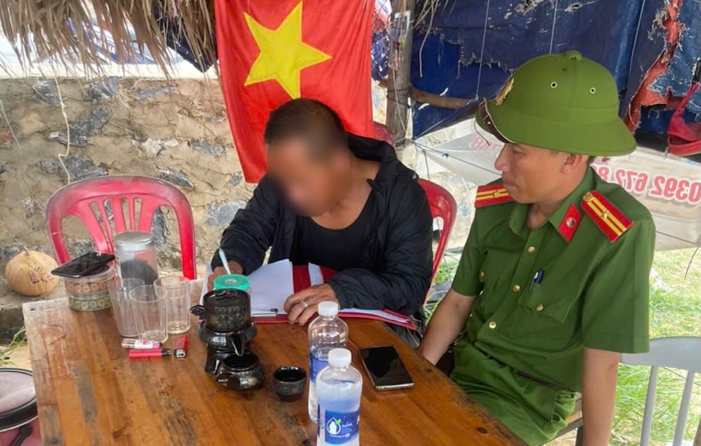 Hoan Lao Commune Police working with individuals organizing off-road vehicle services to transport passengers to climb sand dunes illegally. Photo: Hoan Lao Commune People's Committee