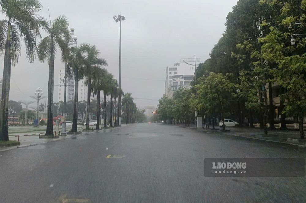 Tuyến phố Phan Chu Trinh bị ngập trong cơn mưa lớn. Ảnh: Quách Du