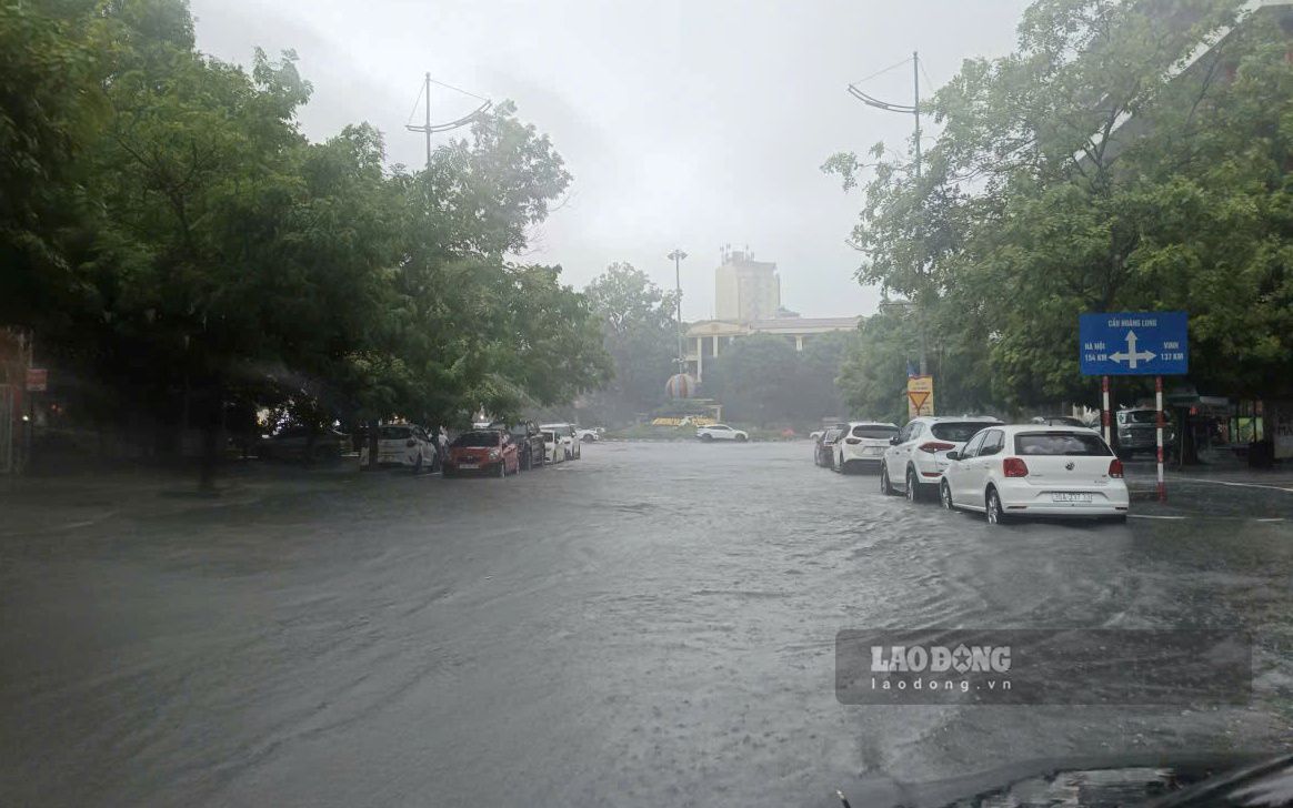 Mưa lớn khiến một số tuyến phố ở phường Hạc Thành, tỉnh Thanh Hóa bị ngập sâu. Ảnh: Quách Du