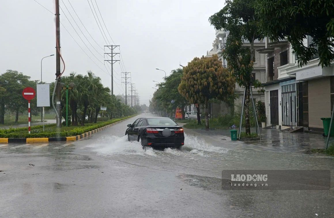 Tuyến phố Đặng Việt Châu (phường Đông Quang) bị ngập sâu trong nước. Ảnh: Quách Du