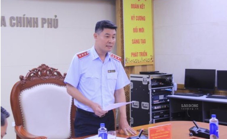 응우옌반끄엉 부총감사관이 럼동성 재배치 후 잉여 주택 및 토지 시설에 대한 감사 결론 통지서에 서명했습니다. 사진: 정부 감사원