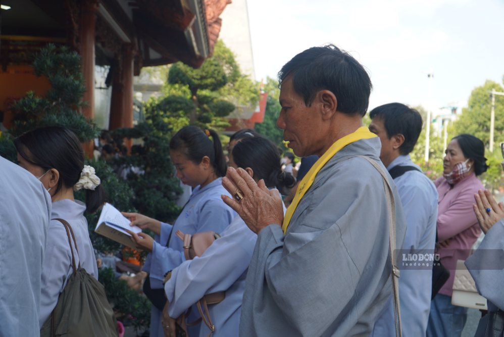 Người dân tham gia lễ cầu siêu anh linh liệt sĩ, lực lượng vũ trang, đội ngũ y bác sĩ, tình nguyện viên, đồng bào qua đời trong đại dịch COVID-19... Ảnh: Minh Tâm
