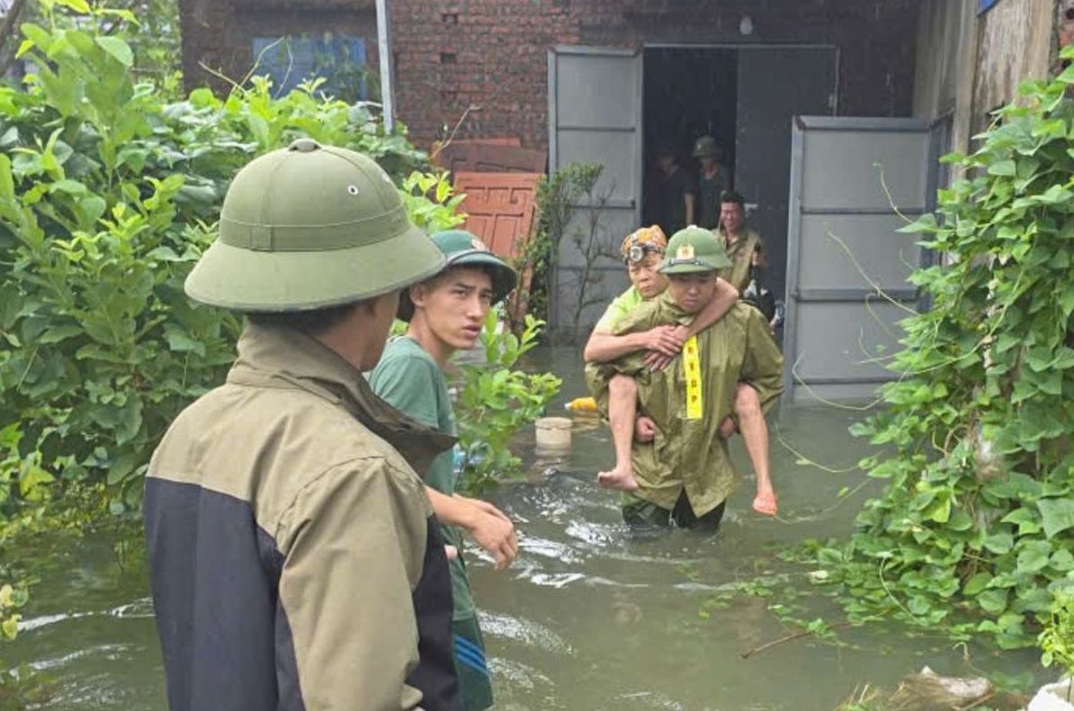 Functional forces support bringing the elderly to safe places, ensuring safety of life in flooded areas. Photo: Cat Hai Special Zone People's Committee