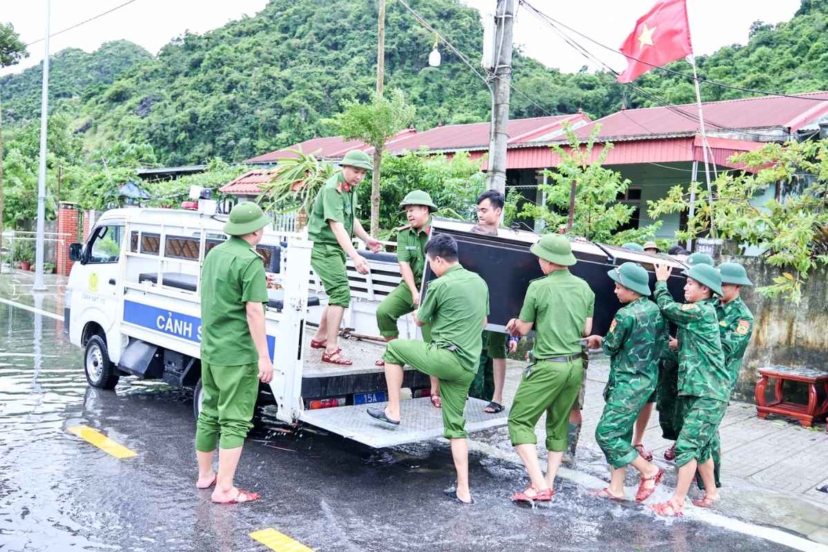 Lực lượng chức năng hỗ trợ người dân di chuyển tài sản, đồ đạc đến nơi an toàn, hạn chế thiệt hại do ngập lụt. Ảnh: UBND đặc khu Cát Hải