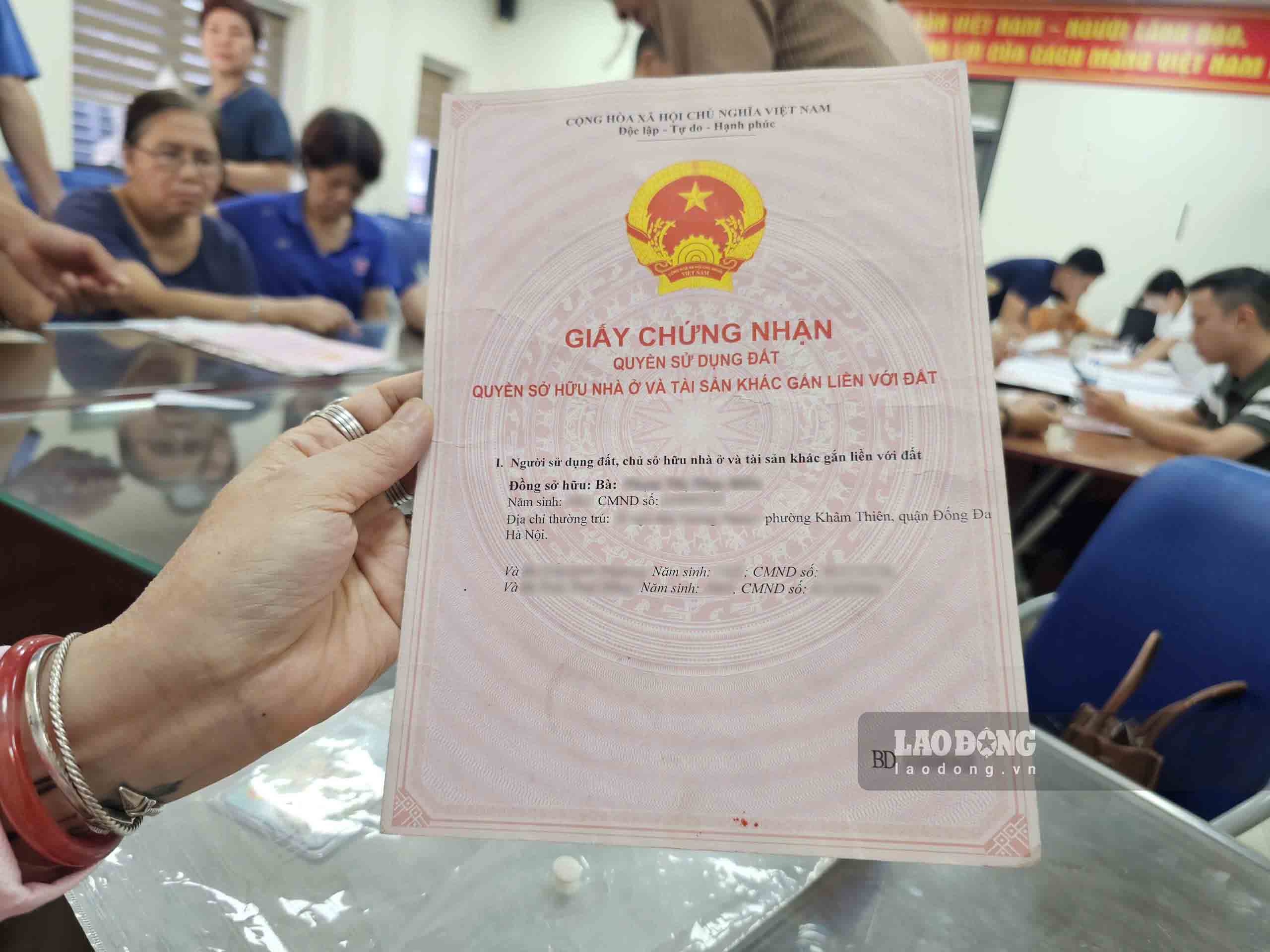 Todavía existe la situación de deudas pendientes y retrasos en la emisión de libros rosas en muchos proyectos de apartamentos en Hanoi. Foto: Huu Chanh