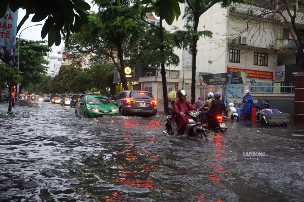 Thunderstorms increase again in the South after days of slight decrease. Photo: Minh Quan