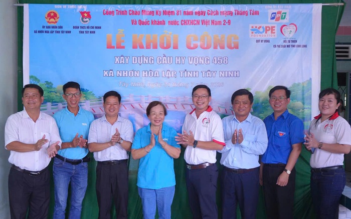 Ms. Truong Thi Thanh Thanh, Director of FPT Social Responsibility cum Chairman of the Hope Fund, and representatives of local authorities at the groundbreaking ceremony of Hope 458 Bridge. Photo: FPT