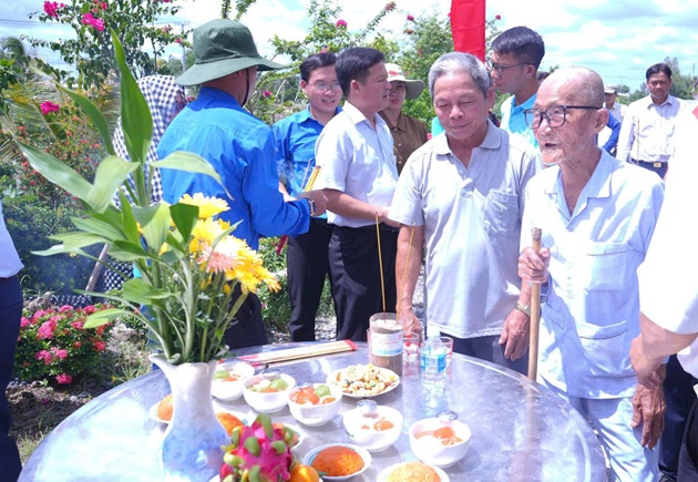 Người dân xã Nhơn Hòa Lập, tỉnh Tây Ninh trong ngày khởi công xây cầu. Ảnh: FPT
