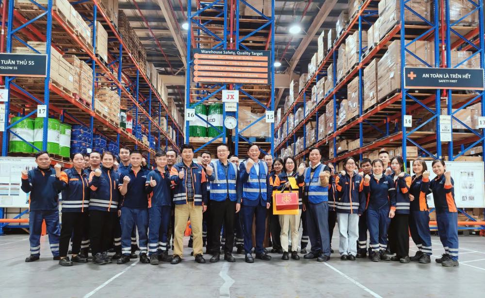 Leaders of the Trade Union of Vietnam National Shipping Lines encourage employees of Yusen Logistics Vietnam Co., Ltd. Photo: Trade Union of Vietnam National Shipping Lines