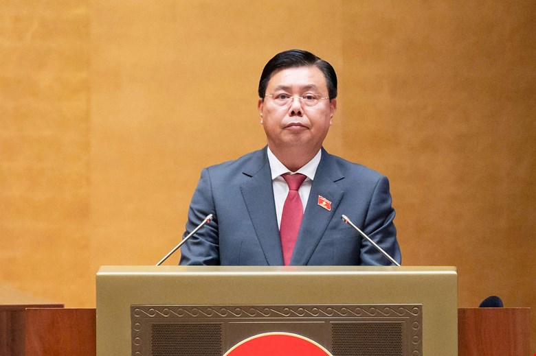응우옌띠엔하이 당 중앙위원회 위원 겸 내무부 장관이 국회 의원들의 의견을 수렴하여 보고서를 발표하고 있습니다. 사진: Quochoi. vn.