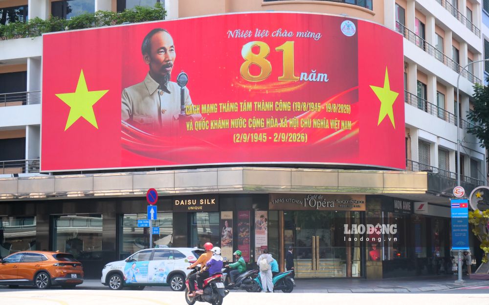 Những tấm áp phích lớn với hình ảnh chim bồ câu hòa bình được đặt trang trọng tại nhiều tuyến phố trung tâm TPHCM. 