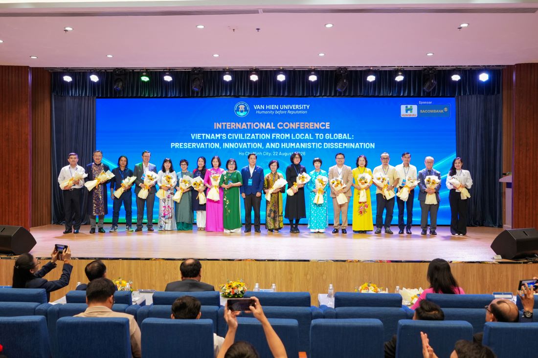 Đại diện Trường Đại học Văn Hiến tặng hoa và chụp ảnh lưu niệm cùng các học giả, chuyên gia. Ảnh: Đại học Văn Hiến
