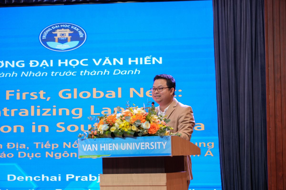 GS.TS. Denchai Prabjandee, Viện trưởng Viện Đào tạo Sau đại học - ĐH Burapha, Thái Lan trình bày tham luận với chủ đề: Local First, Global Next: Decentralizing Language Education in Southeast Asia. Ảnh: Đại học Văn Hiến
