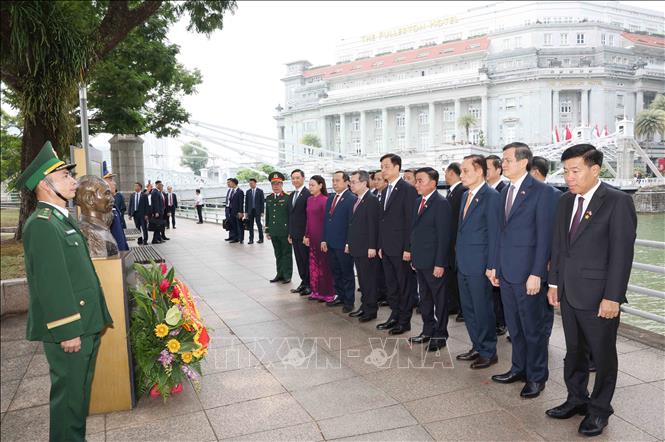 Politburo Member, Standing Secretary of the Secretariat Tran Cam Tu and the high-level delegation of the Communist Party of Vietnam offer flowers to commemorate President Ho Chi Minh at the statue in the Asian Civilization Museum in Singapore. Photo: VNA
