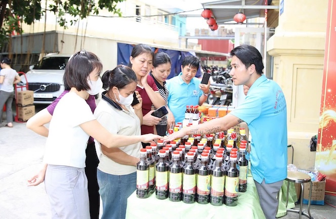 Workers learn and shop in the Union Member Welfare program at workplaces implemented by the Vietnam Textile and Garment Trade Union at Hung Yen Garment Corporation - JSC. Photo: Vietnam Textile and Garment Trade Union