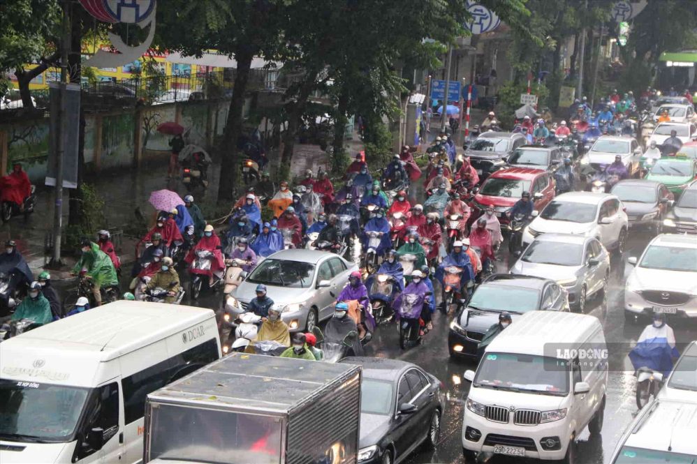 Hanoi weather forecast for tomorrow, August 25th, sometimes with showers and thunderstorms. Photo: Huu Chanh