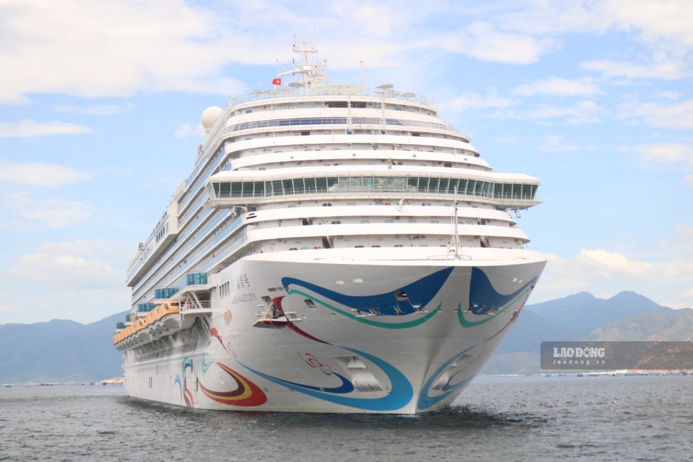 Khanh Hoa provincial authorities welcome an international cruise ship carrying 4,000 tourists from China. Photo: Binh Quy