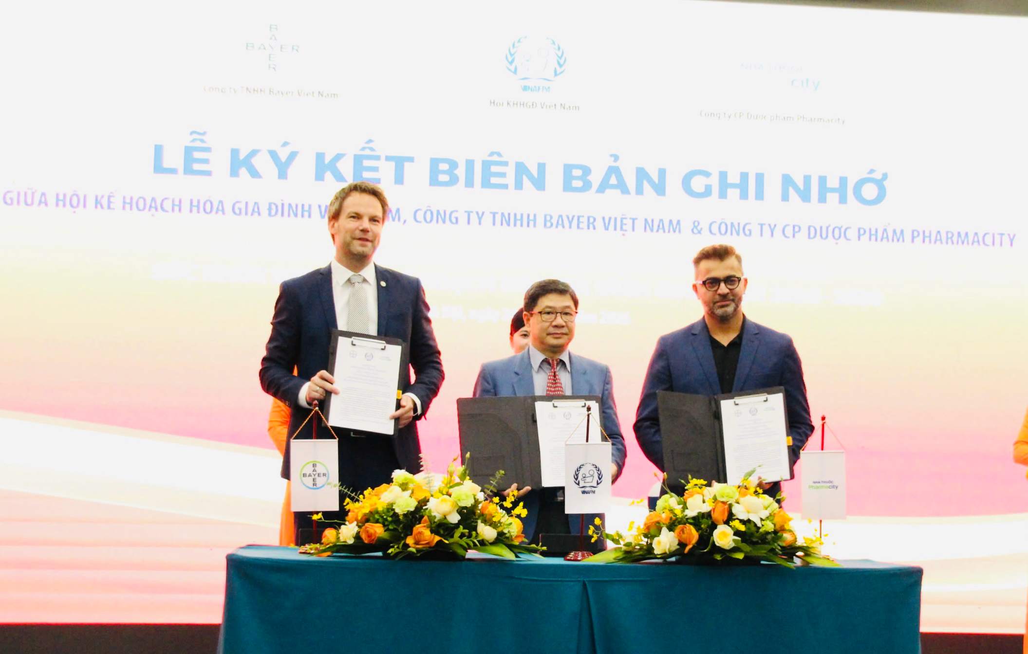 The Vietnam Family Planning Association and the parties signed a Memorandum of Understanding on coordinating the implementation of communication activities in the field of reproductive health and family planning in the period 2026–2030. Photo: Provided by the Vietnam Family Planning Association
