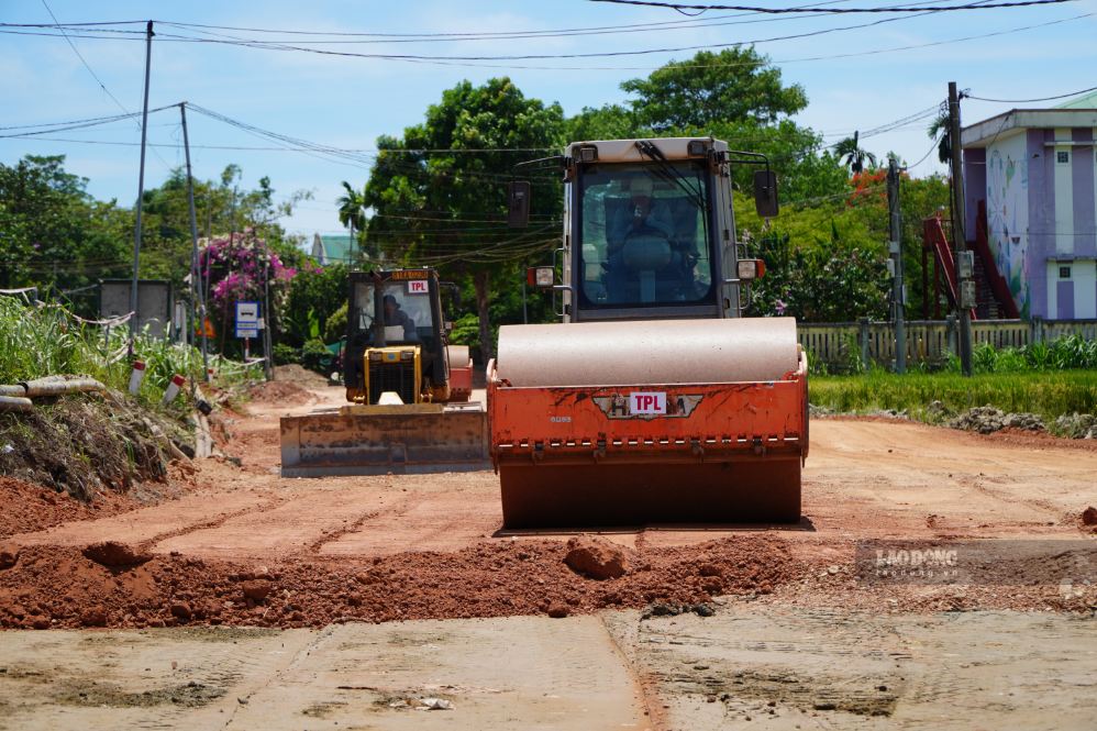 Các nhà thầu đang đẩy nhanh tiến độ thi công đắp đất nền đường tại những vị trí đã được bàn giao mặt bằng. Ảnh: Viên Nguyễn