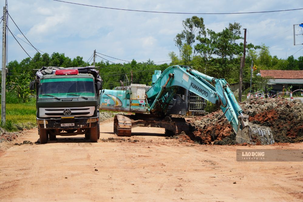 Tuyến bám tim đường hiện hữu, mở rộng về hai bên, toàn bộ kết cấu mặt đường bê tông nhựa cấp cao A1. Ảnh: Viên Nguyễn