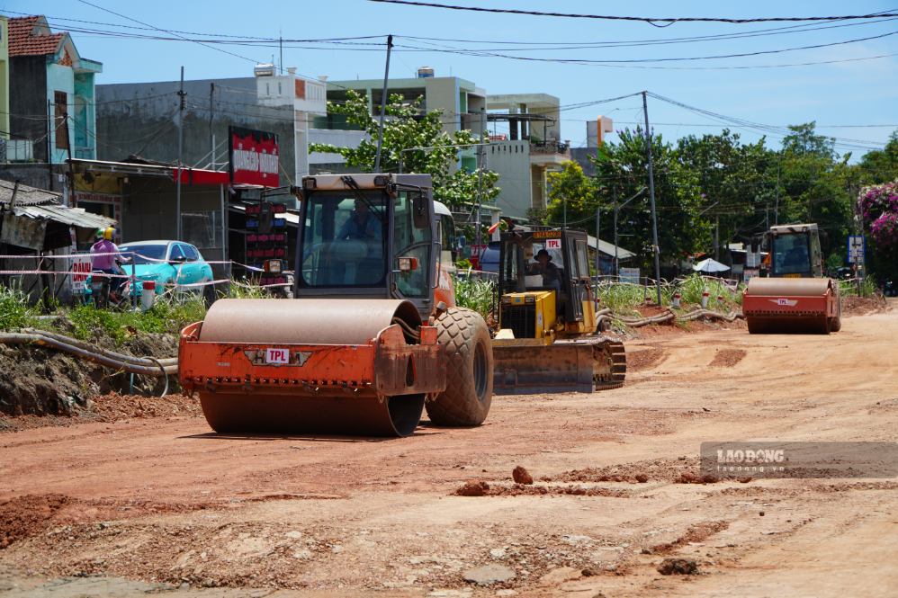 Taking advantage of favorable weather, contractors are accelerating the project construction, the section passing through Son Tinh commune, Quang Ngai province. Photo: Vien Nguyen