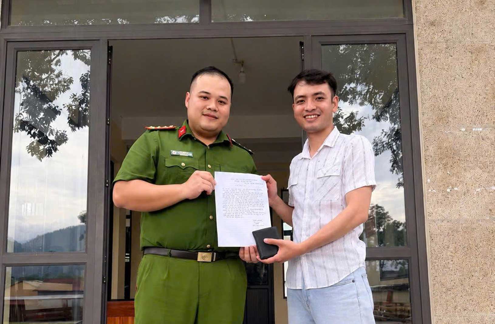 Tan Quang Commune Police return property to Mr. Bui Phi Hung. Photo: Tuyen Quang Provincial Police