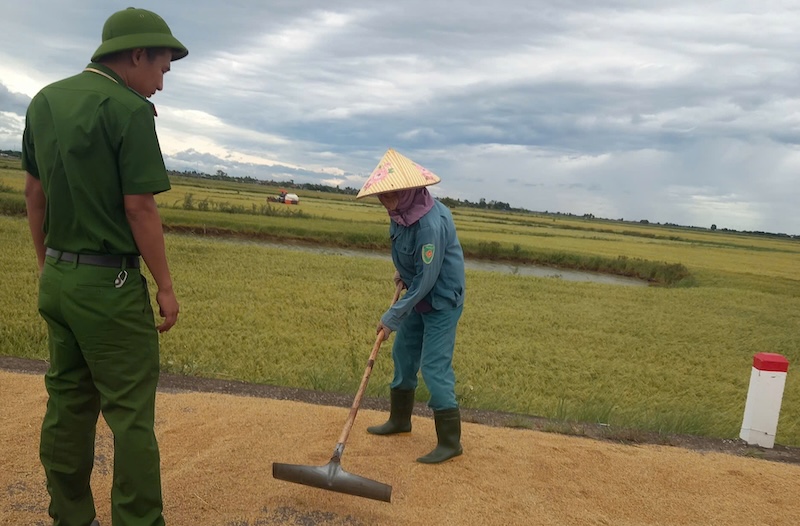 Trieu Co Commune Police force reminds and rectifies the situation of people drying rice on the road. Photo: Trieu Co Commune Police