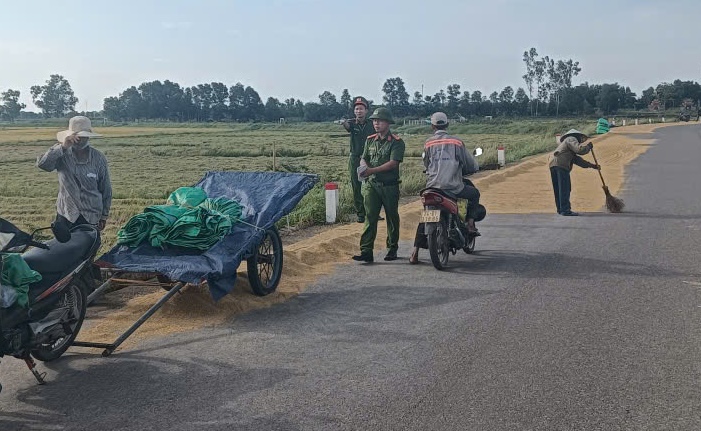Công an xã Triệu Bình yêu cầu người dân không phơi lúa trên đường gây mất an toàn giao thông. Ảnh: Công an xã Triệu Bình