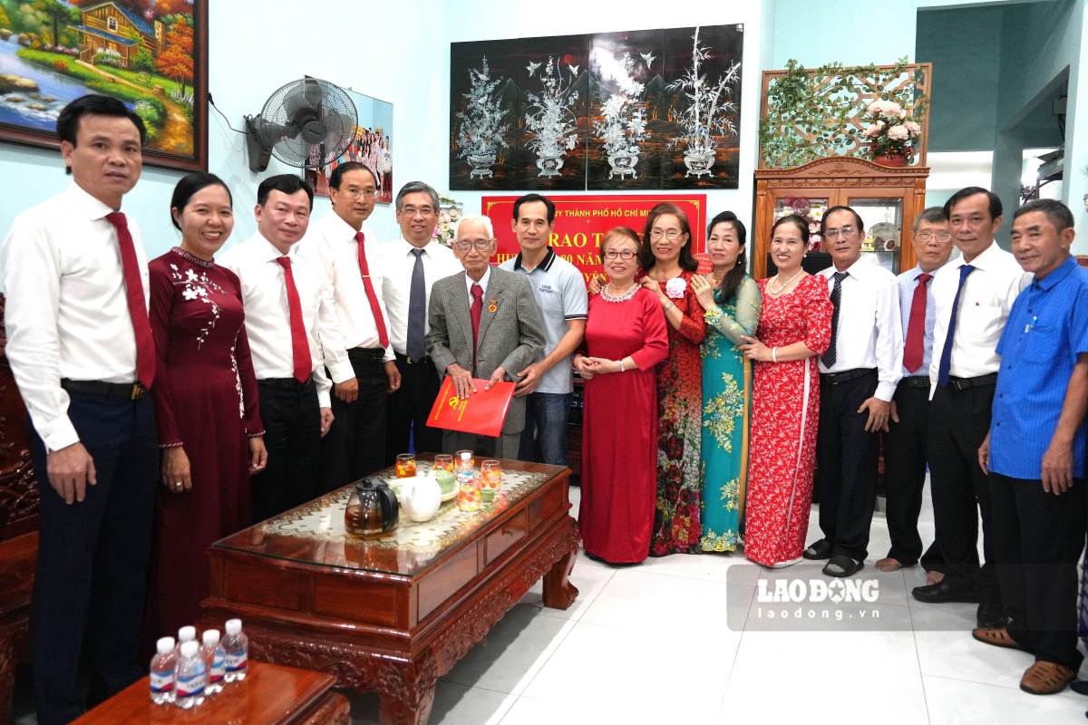 Ho Chi Minh City Party Committee organizes the awarding of the 80-year Party membership badge to a 103-year-old former teacher and his family. Photo: Thanh An