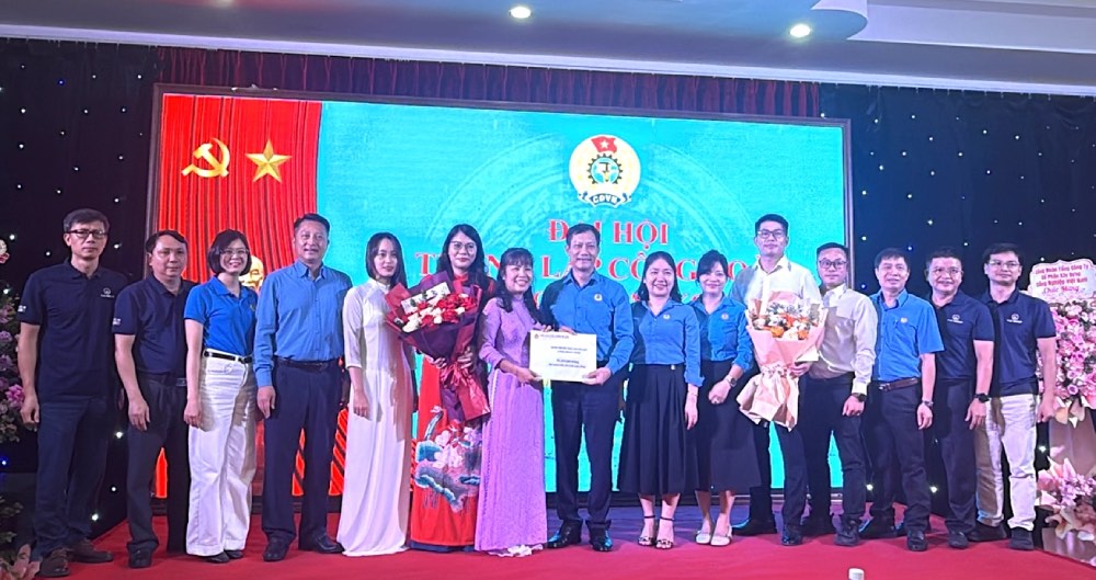 Comrade Le An Hai - Chairman of the Vietnam Industry and Trade Union congratulates the Executive Committee of the grassroots Trade Union of VKC Group Joint Stock Company. Photo: Vietnam Industry and Trade Union