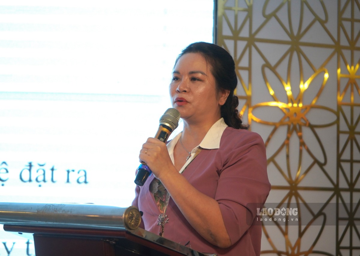 Ms. Pham Thi Kim Oanh - Deputy Director of the Copyright Office speaks about press copyright in the digital age. Photo: Mai Dung