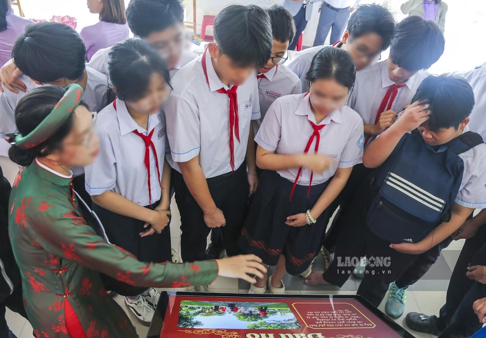 The application of digital technologies has contributed to bringing heritage closer to students. Photo: Phuc Dat
